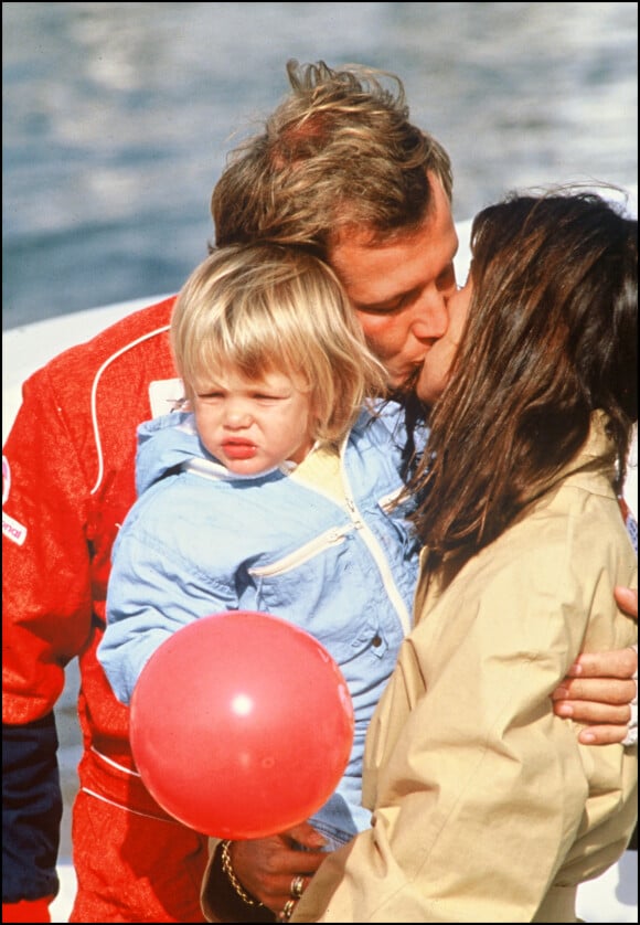 Pierre Casiraghi et la princesse Caroline de Monaco, avec leur fille Charlotte, s'embrassent lors de vacances à Guernesey en septembre 1988.