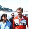 Stefano Casiraghi, avec la princesse Caroline à ses côtés, en combinaison lors d'une course automobile en septembre 1989.