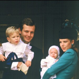 La princesse Caroline de Monaco et Stefano Casiraghi en novembre 1986 avec leurs enfants Andrea et Charlotte lors de la Fête nationale à Monaco.
