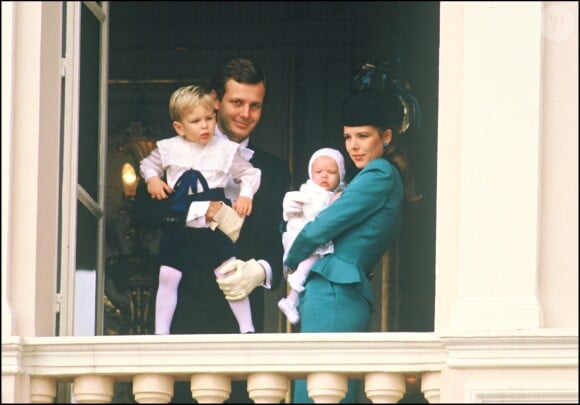 La princesse Caroline de Monaco et Stefano Casiraghi en novembre 1986 avec leurs enfants Andrea et Charlotte lors de la Fête nationale à Monaco.