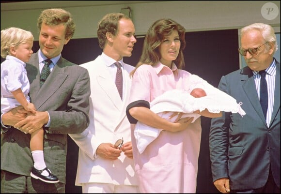 La princesse Caroline de Monaco et Stefano Casiraghi quittant la maternité, avec leur fils Andrea et le prince Rainier III, après la naissance de leur fille Charlotte en août 1986, à Monaco.