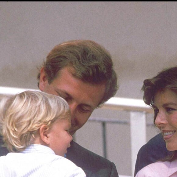 La princesse Caroline de Monaco et Stefano Casiraghi quittant la maternité, avec leur fils Andrea et le prince Rainier III, après la naissance de leur fille Charlotte en août 1986, à Monaco.