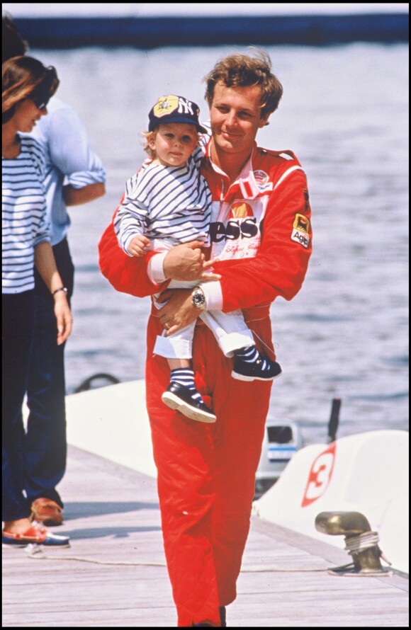 Stefano Casiraghi avec son fils Andrea dans les bras, suivi de la princesse Caroline de Monaco, après une course de off-shore en mai 1986.