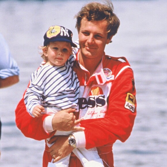 Stefano Casiraghi avec son fils Andrea dans les bras, suivi de la princesse Caroline de Monaco, après une course de off-shore en mai 1986.