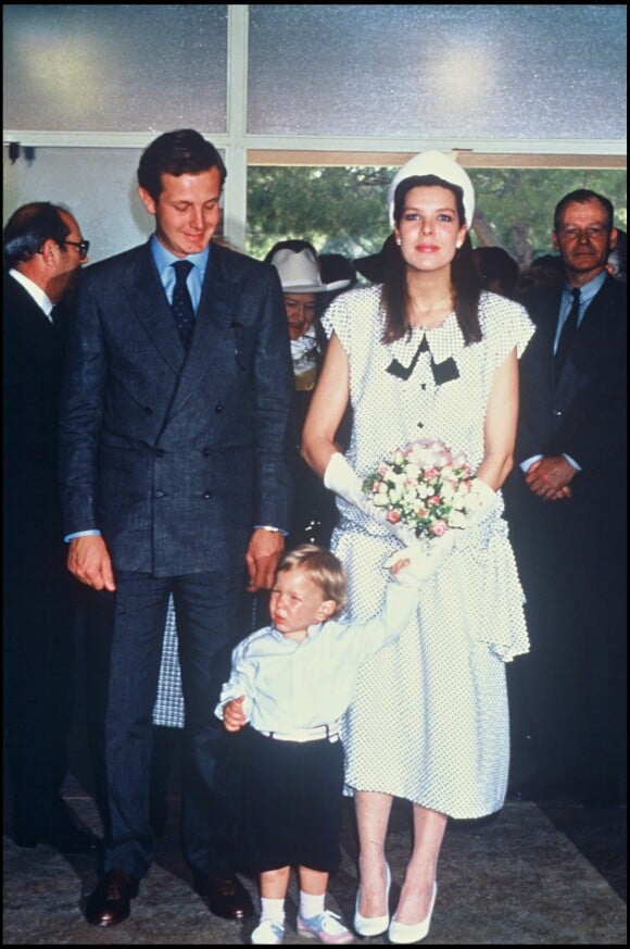 La princesse Caroline de Monaco et Stefano Casiraghi avec leur fils Andrea en mai 1986 à Monaco lors du concours de bouquets.