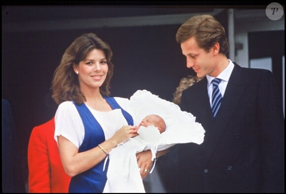 La princesse Caroline de Monaco et Stefano Casiraghi quittant la maternité avec leur fils Andrea après sa naissance, en juin 1984 à Monaco.