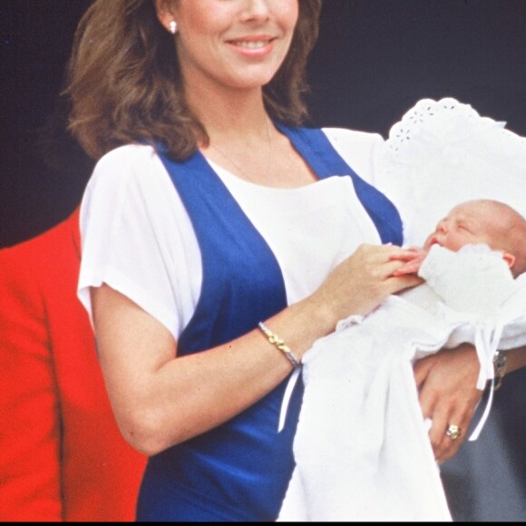 La princesse Caroline de Monaco et Stefano Casiraghi quittant la maternité avec leur fils Andrea après sa naissance, en juin 1984 à Monaco.