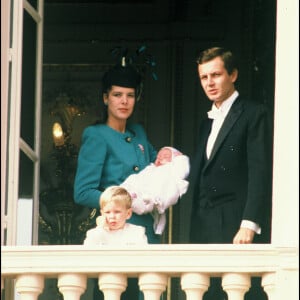 La princesse Caroline de Monaco et Stefano Casiraghi en novembre 1986 avec leurs enfants Andrea et Charlotte lors de la Fête nationale à Monaco.