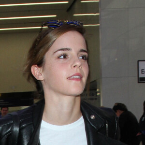 Emma Watson arrive à l'aéroport LAX de Los Angeles, Californie, Etats-Unis, le 7 mars 2017.
