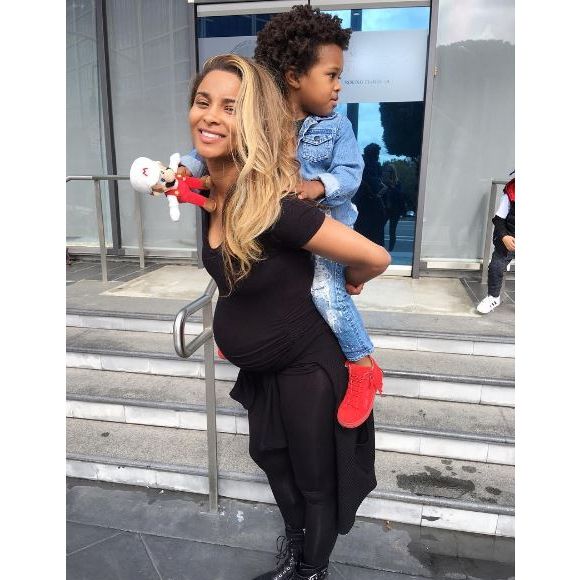 Photo de Ciara, enceinte, et son fils Future Zahir. Mars 2017.