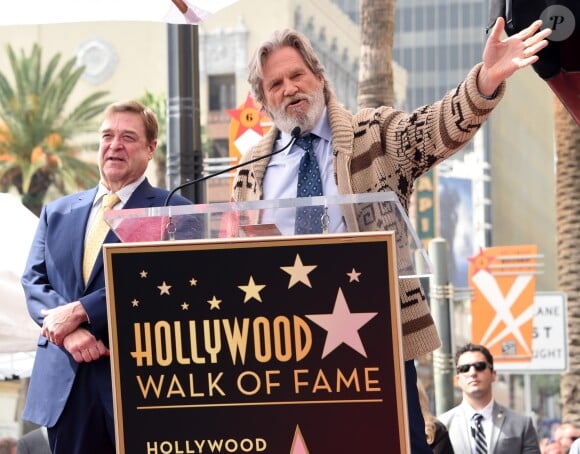 Jeff Bridges avait apporté sa panoplie du Duc (The Dude), son personnage culte du film The Big Lebowski, pour son ami John Goodman - Inauguration de la plaque de John Goodman sur le Walk Of Fame à Hollywood. Le 10 mars 2017 © Chris Delmas / Bestimage