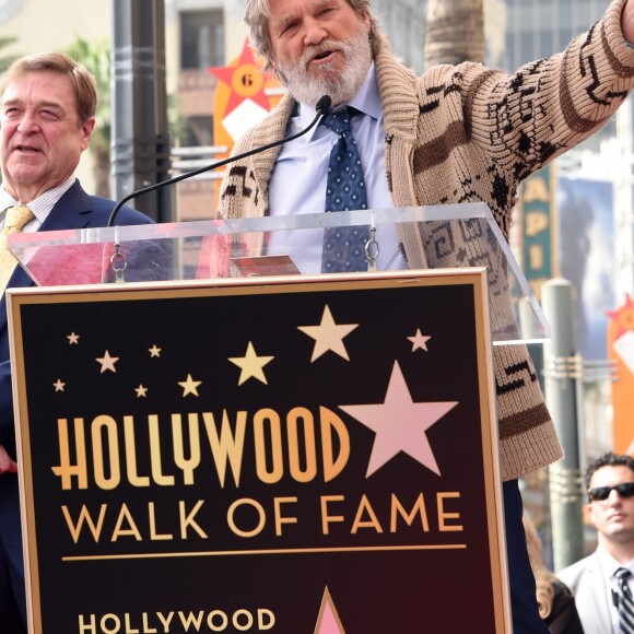Jeff Bridges avait apporté sa panoplie du Duc (The Dude), son personnage culte du film The Big Lebowski, pour son ami John Goodman - Inauguration de la plaque de John Goodman sur le Walk Of Fame à Hollywood. Le 10 mars 2017 © Chris Delmas / Bestimage