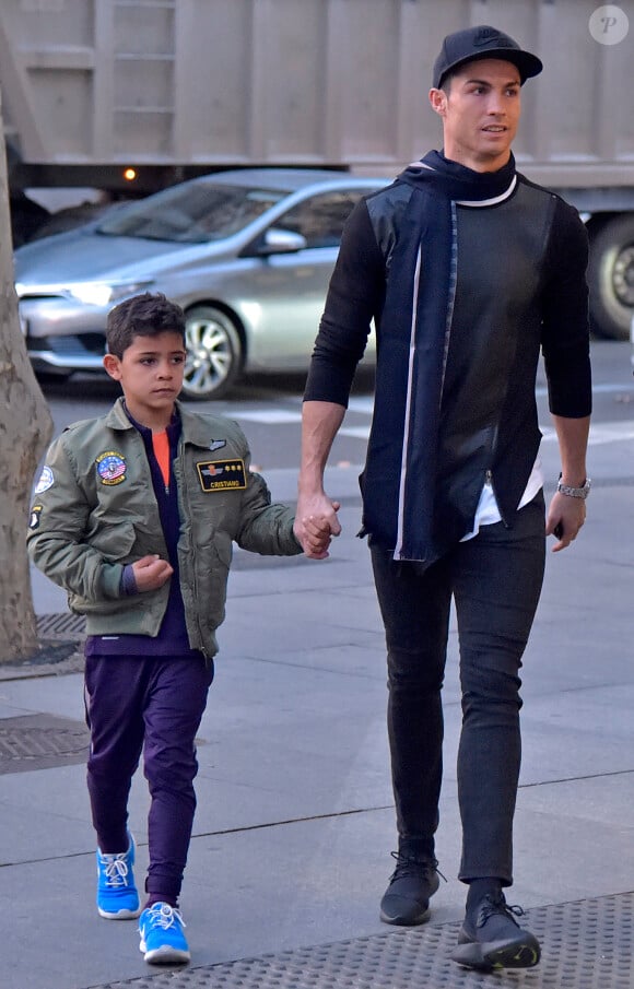 Semi-exclusif - Cristiano Ronaldo fait du shopping avec son fils Cristiano Jr. à Madrid en Espagne le 12 janvier 2017.