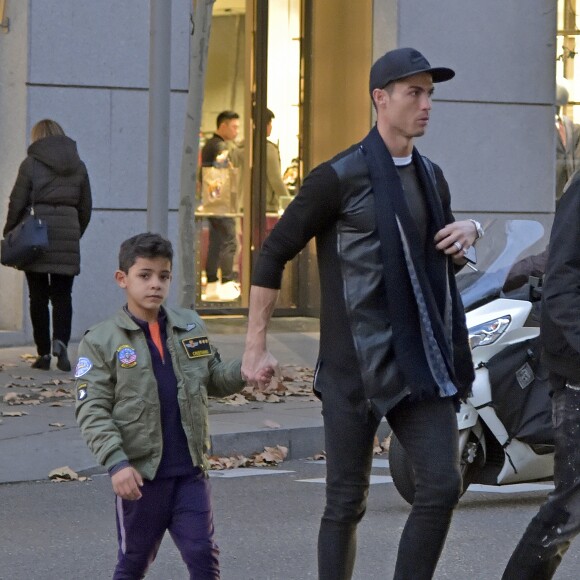 Semi-exclusif - Cristiano Ronaldo fait du shopping avec son fils Cristiano Jr. à Madrid en Espagne le 12 janvier 2017.