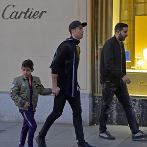 Semi-exclusif - Cristiano Ronaldo fait du shopping avec son fils Cristiano Jr. à Madrid en Espagne le 12 janvier 2017.