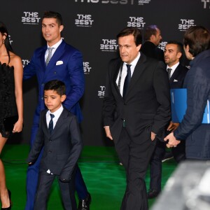 Cristiano Ronaldo, son fils Cristiano Jr. et sa compagne Georgina Rodriguez au photocall des FIFA Football Awards à Zurich le 9 janvier 2017.