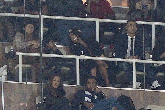 Cristiano Ronaldo assiste au match Real Madrid contre Deportivo La Corogne avec sa compagne Georgina Rodriguez et son fils Cristiano Jr., qui s'entendent très bien, ainsi que sa mère Maria Dolores, à Madrid le 10 décembre 2016.