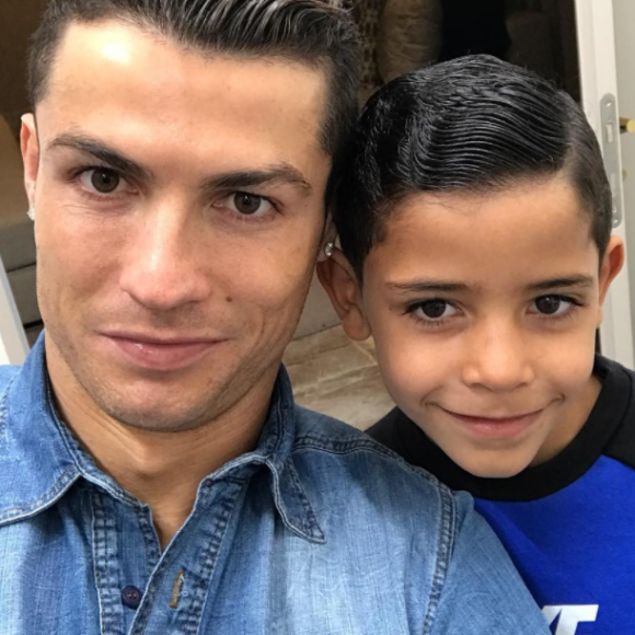 Cristiano Ronaldo et son fils Cristiano Jr. (Cristianinho) vont-ils accueillir prochainement deux autres petits garçons, des jumeaux, dans leur maison à Madrid ? Photo Instagram en janvier 2017.