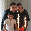 Cristiano Ronaldo et son fils Cristiano Jr. (Cristianinho) vont-ils accueillir prochainement deux autres petits garçons, des jumeaux, dans leur maison à Madrid ? Photo Instagram lors du 32e anniversaire du footballeur, avec son fils et sa mère, le 5 février 2017.