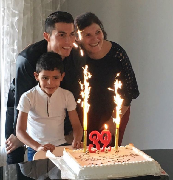 Cristiano Ronaldo et son fils Cristiano Jr. (Cristianinho) vont-ils accueillir prochainement deux autres petits garçons, des jumeaux, dans leur maison à Madrid ? Photo Instagram lors du 32e anniversaire du footballeur, avec son fils et sa mère, le 5 février 2017.