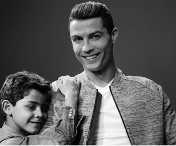 Cristiano Ronaldo et son fils Cristiano Jr. (Cristianinho) vont-ils accueillir prochainement deux autres petits garçons, des jumeaux, dans leur maison à Madrid ? Photo Instagram mars 2017.
