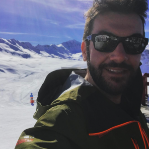 Laurent Ournac et sa compagne profitent d'un beau séjour au ski, à Val d'Isère. Mars 2017.
