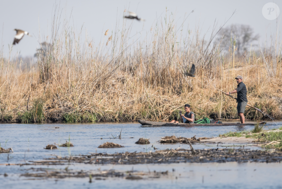 Laure Manaudou et Mike Horn dans À l'état sauvage (M6). Il sont partis dans la bande de Caprivi, en plein coeur de l'Afrique, dans la région du Zambeze entre la Namibie, le Botswana, la Zambie et l'Angola. 2017.