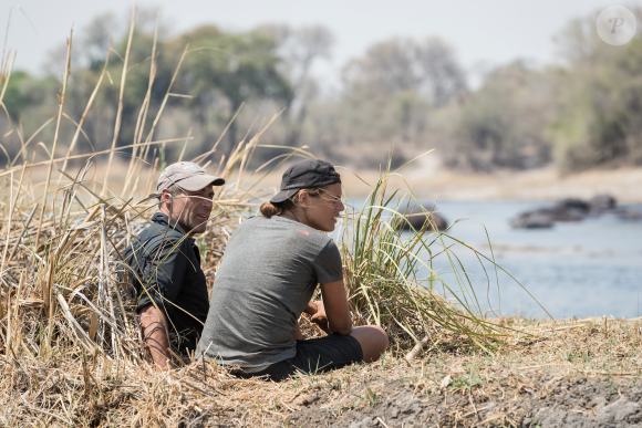 Laure Manaudou et Mike Horn dans À l'état sauvage (M6). Il sont partis dans la bande de Caprivi, en plein coeur de l'Afrique, dans la région du Zambeze entre la Namibie, le Botswana, la Zambie et l'Angola. 2017.