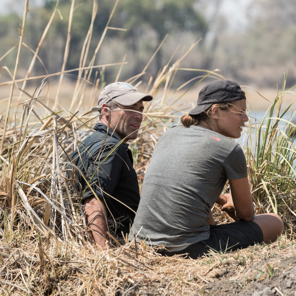 Laure Manaudou et Mike Horn dans À l'état sauvage (M6). Il sont partis dans la bande de Caprivi, en plein coeur de l'Afrique, dans la région du Zambeze entre la Namibie, le Botswana, la Zambie et l'Angola. 2017.