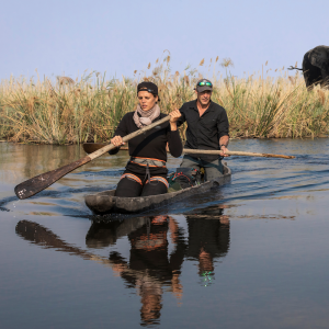 Laure Manaudou et Mike Horn dans À l'état sauvage (M6). Il sont partis dans la bande de Caprivi, en plein coeur de l'Afrique, dans la région du Zambeze entre la Namibie, le Botswana, la Zambie et l'Angola. 2017.