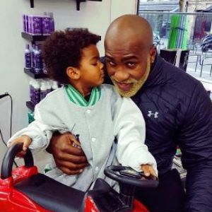 Teddy Riner chez le coiffeur avec son fils Eden, 2 ans et demi. Photo publiée sur Instagram le 14 mars 2017.