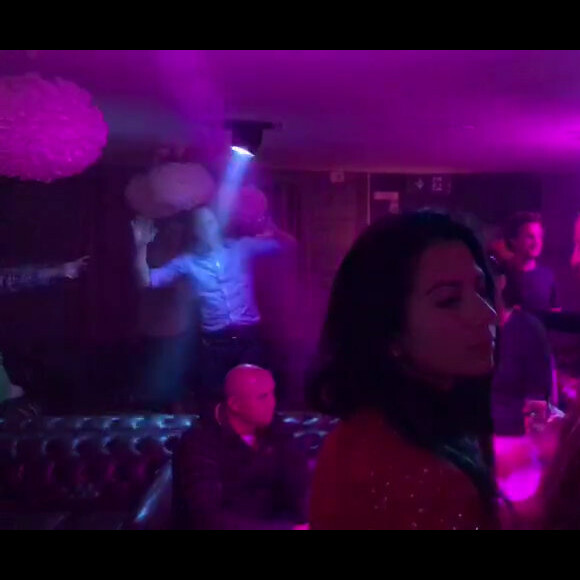 Le prince William se déchaîne sur le dancefloor le 12 mars 2017 à la boîte de nuit Farinet à Verbier (Suisse) lors d'un séjour entre copains aux sports d'hiver.