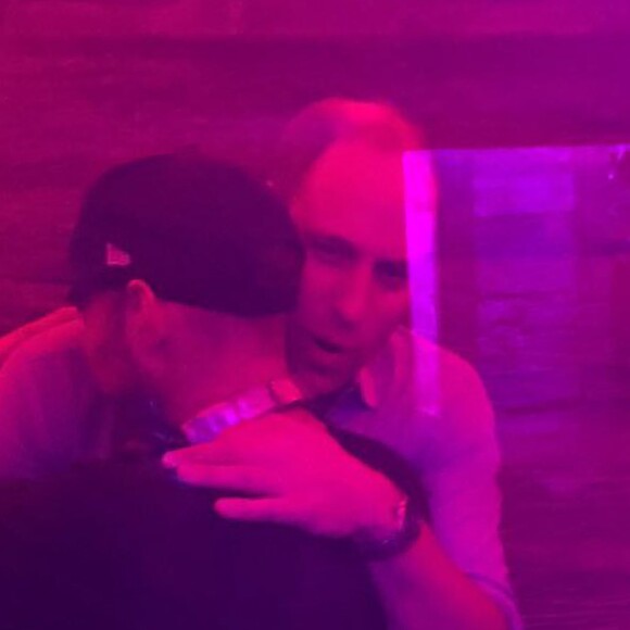 Le prince William, chaud bouillant, discute et félicite avec une accolade le DJ de la boîte de nuit Farinet à Verbier (Suisse), le 12 mars 2017, lors d'un séjour entre copains aux sports d'hiver.