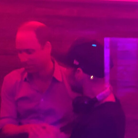 Le prince William, chaud bouillant, discute et félicite avec une accolade le DJ de la boîte de nuit Farinet à Verbier (Suisse), le 12 mars 2017, lors d'un séjour entre copains aux sports d'hiver.