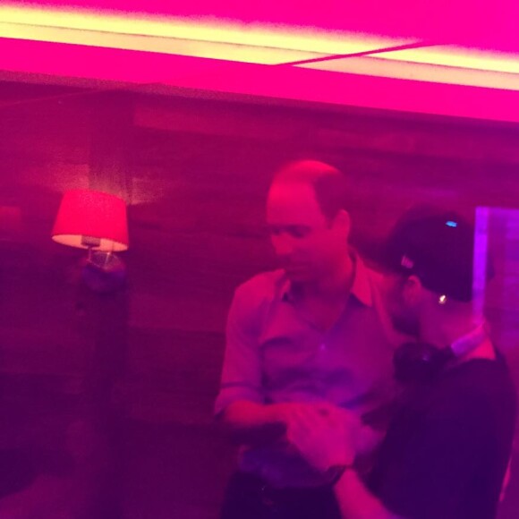 Le prince William, chaud bouillant, discute et félicite avec une accolade le DJ de la boîte de nuit Farinet à Verbier (Suisse), le 12 mars 2017, lors d'un séjour entre copains aux sports d'hiver.