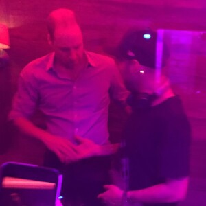 Le prince William, chaud bouillant, discute et félicite avec une accolade le DJ de la boîte de nuit Farinet à Verbier (Suisse), le 12 mars 2017, lors d'un séjour entre copains aux sports d'hiver.