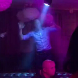 Le prince William se déchaîne sur le dancefloor le 12 mars 2017 à la boîte de nuit Farinet à Verbier (Suisse) lors d'un séjour entre copains aux sports d'hiver.