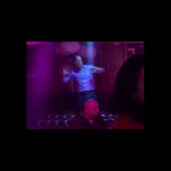 Le prince William se déchaîne sur le dancefloor le 12 mars 2017 à la boîte de nuit Farinet à Verbier (Suisse) lors d'un séjour entre copains aux sports d'hiver.