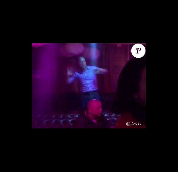 Le prince William se déchaîne sur le dancefloor le 12 mars 2017 à la boîte de nuit Farinet à Verbier (Suisse) lors d'un séjour entre copains aux sports d'hiver.