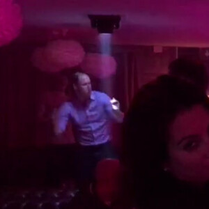Le prince William se déchaîne sur le dancefloor le 12 mars 2017 à la boîte de nuit Farinet à Verbier (Suisse) lors d'un séjour entre copains aux sports d'hiver.