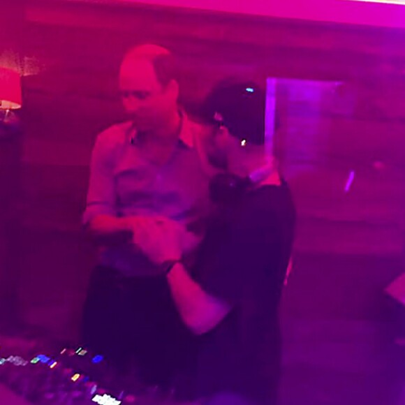 Le prince William, chaud bouillant, discute et félicite avec une accolade le DJ de la boîte de nuit Farinet à Verbier (Suisse), le 12 mars 2017, lors d'un séjour entre copains aux sports d'hiver.