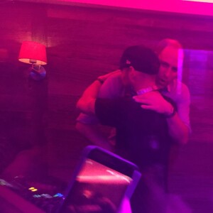 Le prince William, chaud bouillant, discute et félicite avec une accolade le DJ de la boîte de nuit Farinet à Verbier (Suisse), le 12 mars 2017, lors d'un séjour entre copains aux sports d'hiver.