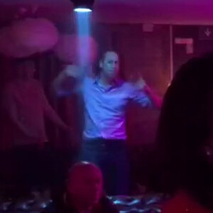 Le prince William se déchaîne sur le dancefloor le 12 mars 2017 à la boîte de nuit Farinet à Verbier (Suisse) lors d'un séjour entre copains aux sports d'hiver.