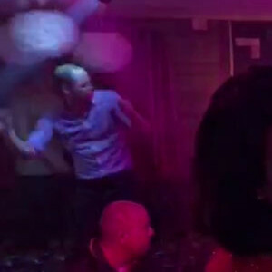 Le prince William se déchaîne sur le dancefloor le 12 mars 2017 à la boîte de nuit Farinet à Verbier (Suisse) lors d'un séjour entre copains aux sports d'hiver.