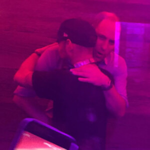 Le prince William, chaud bouillant, discute et félicite avec une accolade le DJ de la boîte de nuit Farinet à Verbier (Suisse), le 12 mars 2017, lors d'un séjour entre copains aux sports d'hiver.