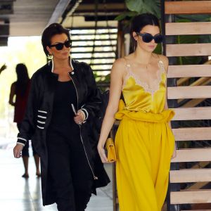 Kris Jenner et ses filles Kourtney Kardashian et Kendall Jenner à Agoura Hills, le 15 mars 2017.