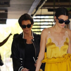 Kris Jenner et ses filles Kourtney Kardashian et Kendall Jenner à Agoura Hills, le 15 mars 2017.