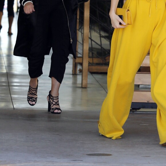 Kris Jenner et ses filles Kourtney Kardashian et Kendall Jenner à Agoura Hills, le 15 mars 2017.