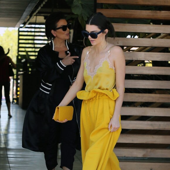 Kris Jenner et ses filles Kourtney Kardashian et Kendall Jenner à Agoura Hills, le 15 mars 2017.