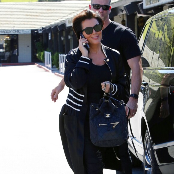Kris Jenner et ses filles Kourtney Kardashian et Kendall Jenner à Agoura Hills, le 15 mars 2017.